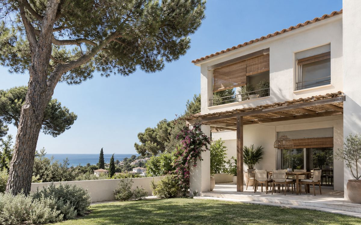 Chalet con porche y persianas alicantinas entre pinos en Castelldefels